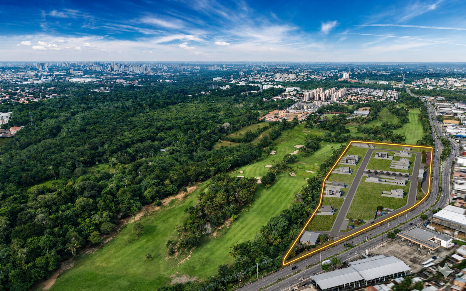 Vista aérea panorâmica do Golf Privilege Residence mostrando a proximidade com o campo de golf